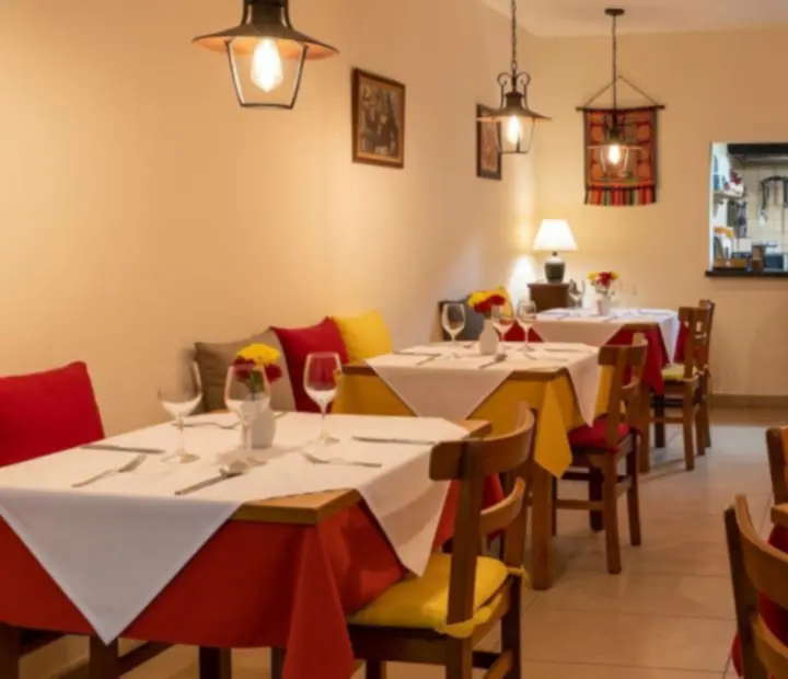 Vista del salón de Parrilla y Poker con parrilla, mesas y clima cálido en Buenos Aires